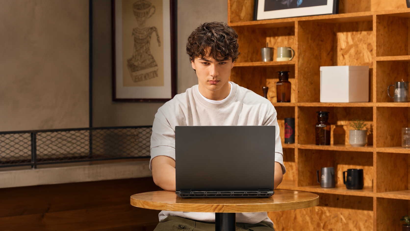 Sinh viên sáng tạo với laptop ASUS tại quán cà phê.