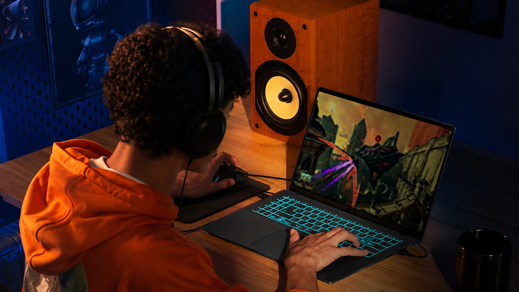 Sinh viên chơi game trên laptop ASUS.